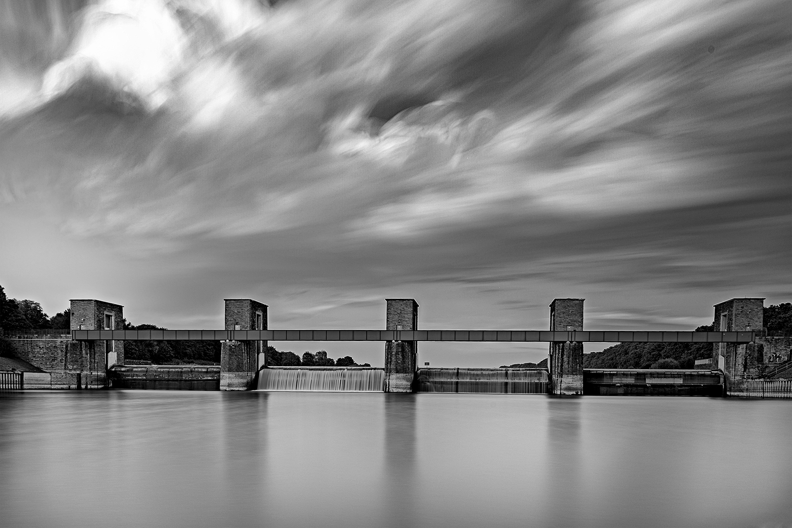 Ruhrwehr in Duisburg in SW...Langzeitbelichtung