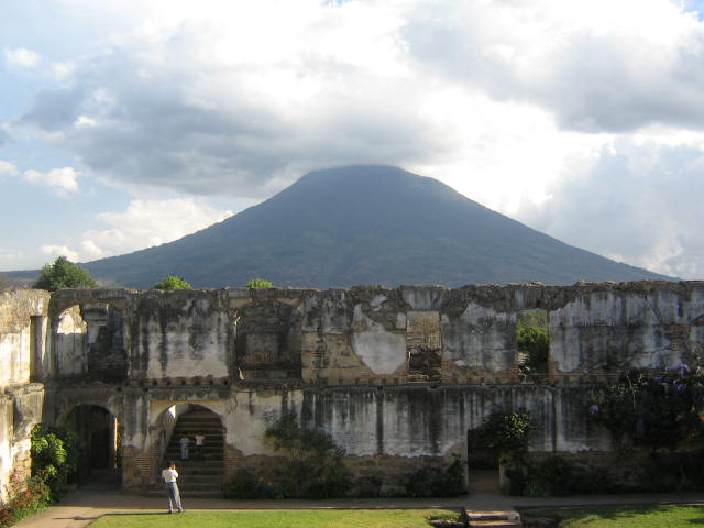 Ruinas de San Geronimo, al fondo el volcan de Agua,