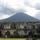 Ruinas de San Geronimo, al fondo el volcan de Agua,