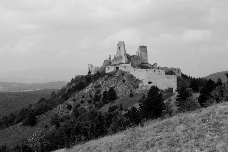 RUINE DER BURG CACHTICE