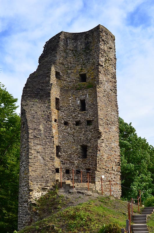 Ruine der Burg Waldenburg bei Attendorn. Rückseite des Bergfried