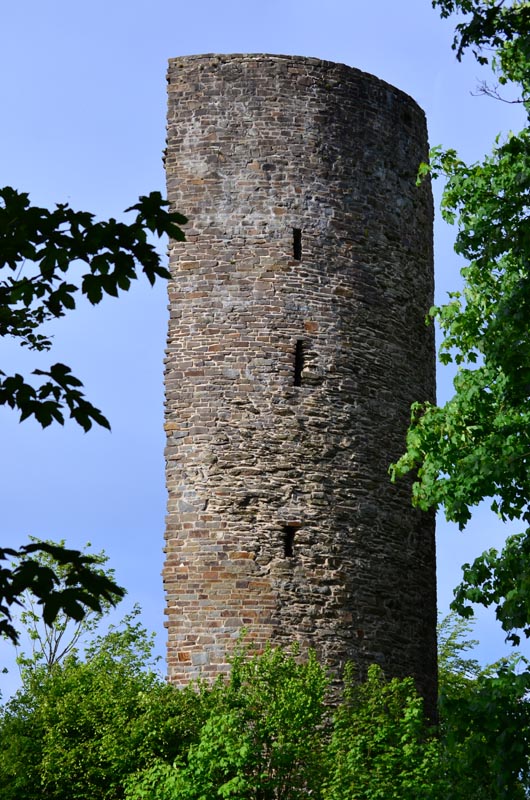 Ruine der Burg Waldenburg bei Attendorn. Vorderseite des Bergfried