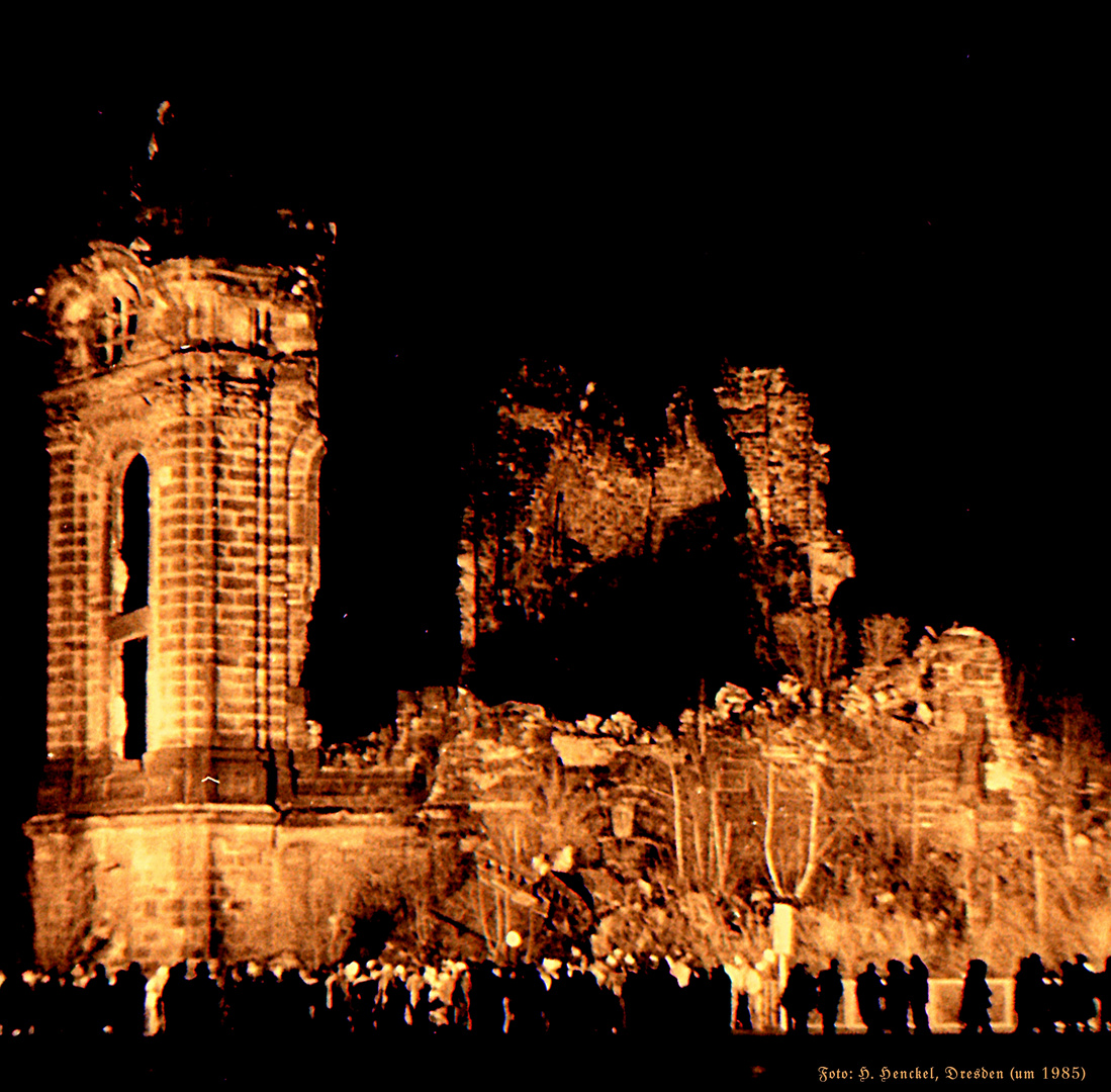 Ruine der Dresdner Frauenkirche (13. Februar, um 1985)