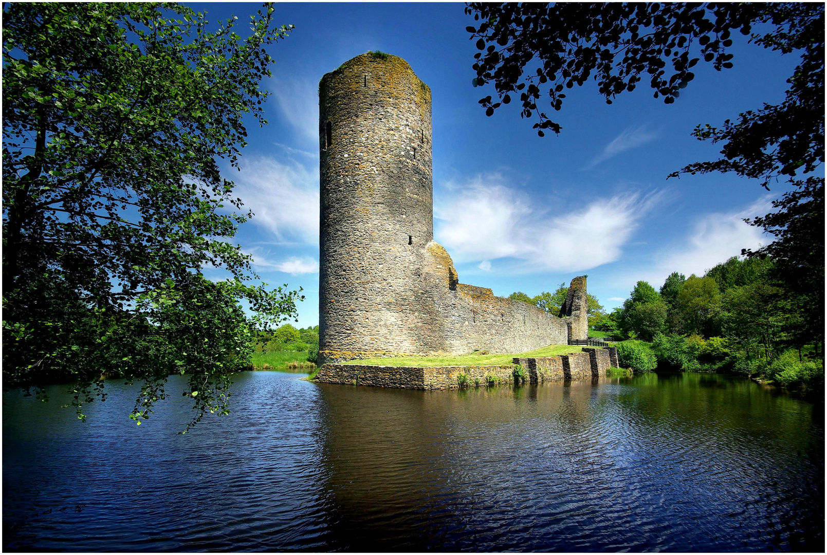 Ruine der ehem. Wasserburg Baldenau / Hunsrück (2)