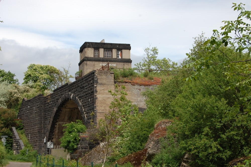 Ruine der Hindenburgbrücke in Rüdesheim