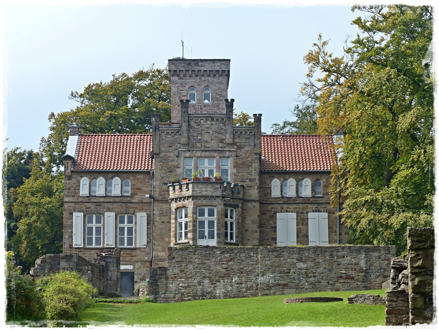 Ruine der Isenburg mit Haus Custodis