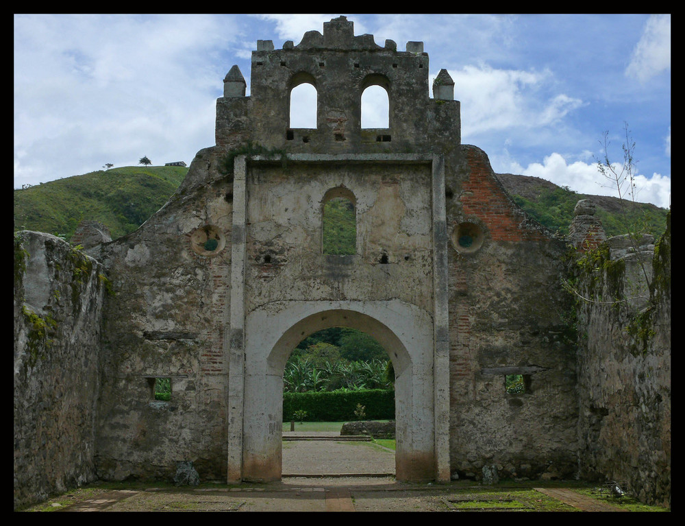 Ruine der Kirche von Ujarrás