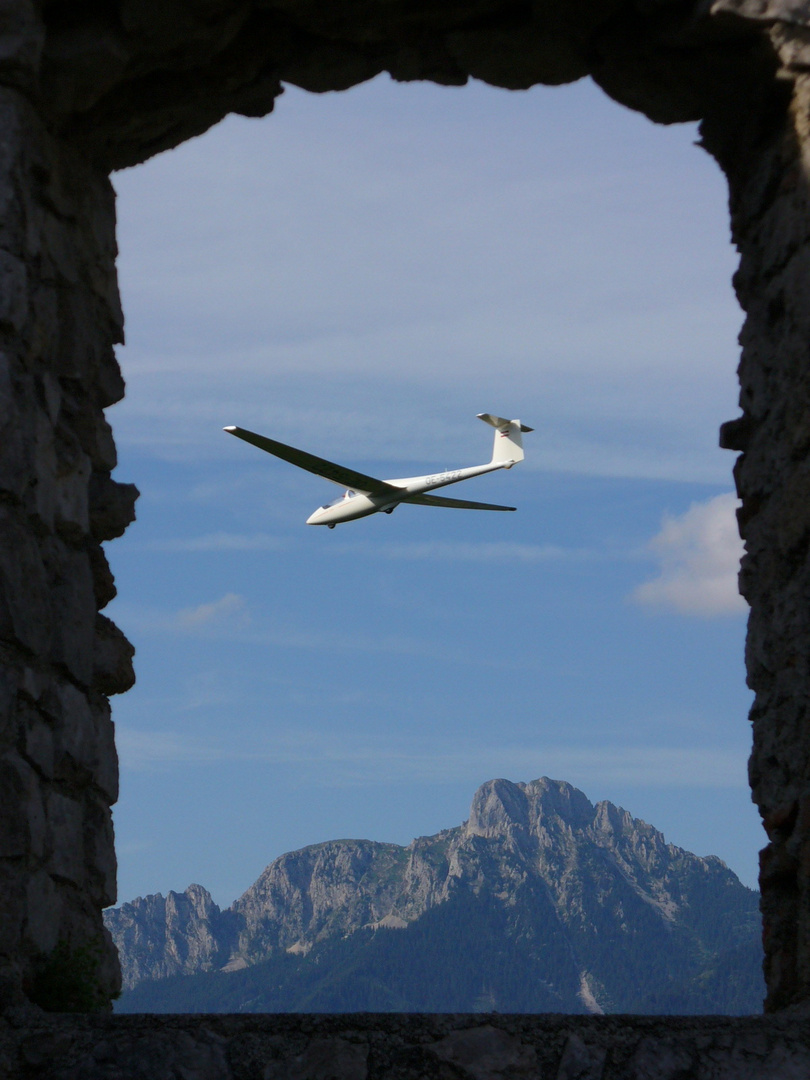 Ruine Ehrenberg  mit Segelflugzeug