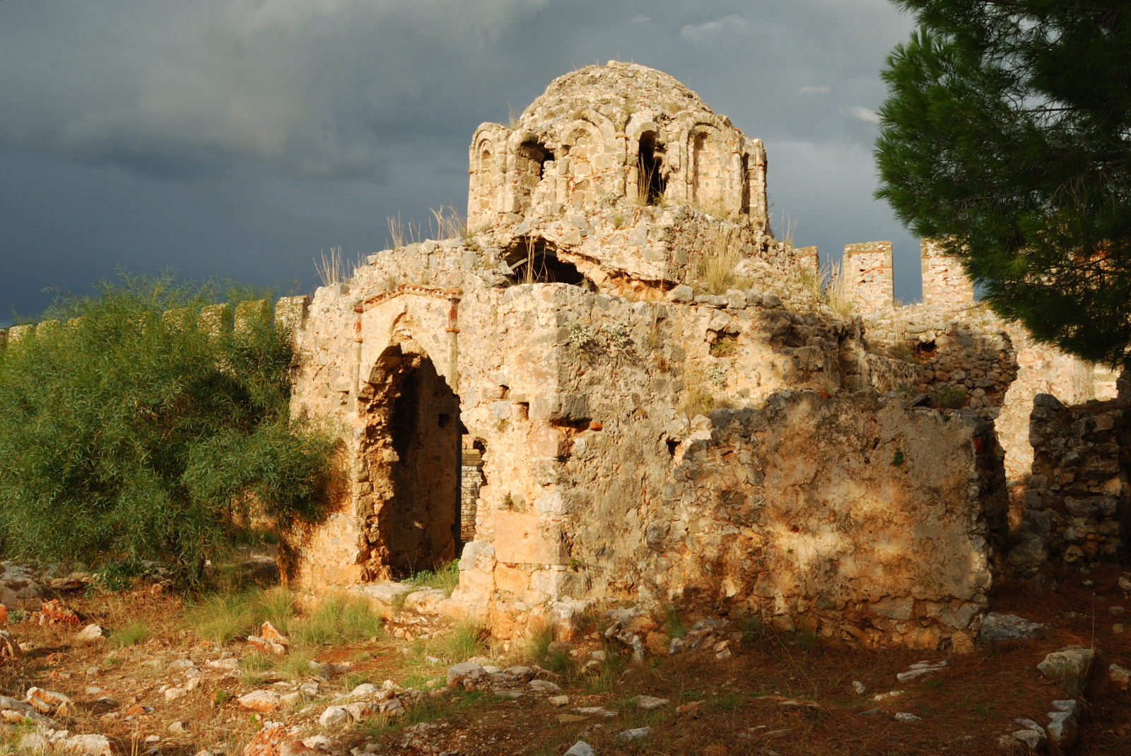 Ruine einer byzantinischen Kirche aus dem 11. Jh