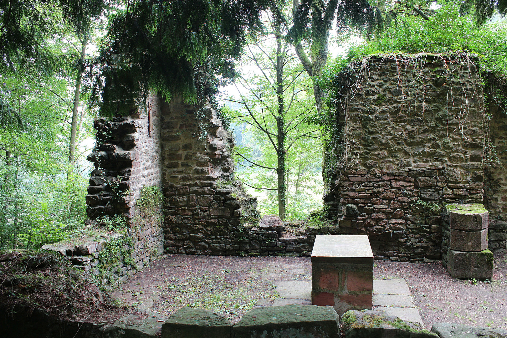 Ruine einer Waldkapelle im Odenwald