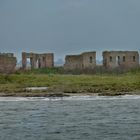 Ruine eines Bauernhofes auf der Insel Kirr vom Schiff aus gesehen