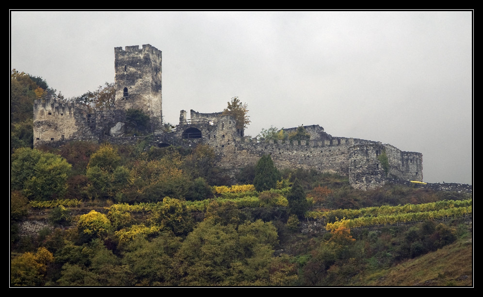 Ruine Hinterhaus an einem Herbstmorgen