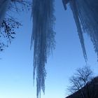 Ruine Hohen Urach durch den Eisvorhang des Uracher Wasserfalles