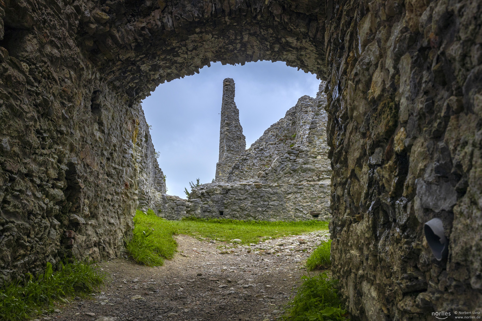 Ruine Hohenfreyberg Durchgang