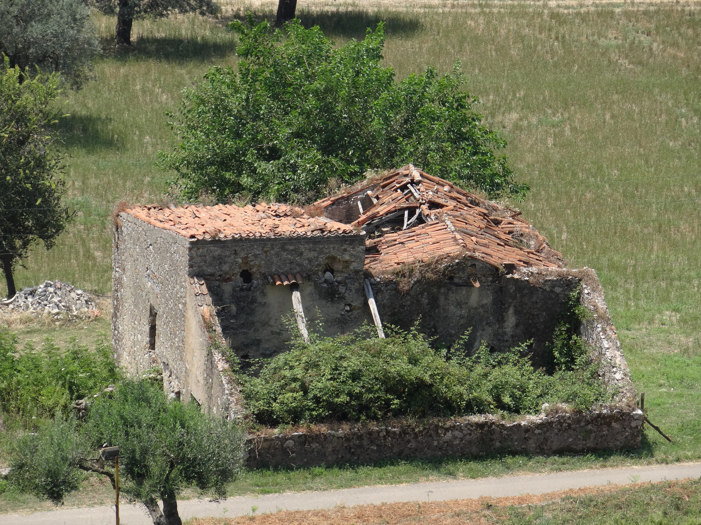 Ruine im Bergdorf, Italien