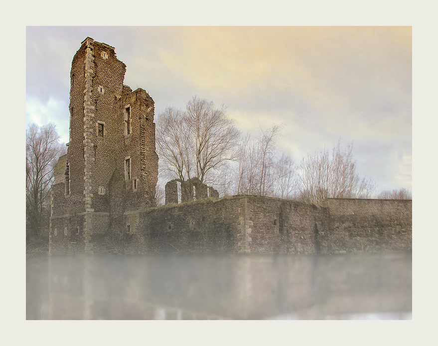 Ruine im Morgennebel