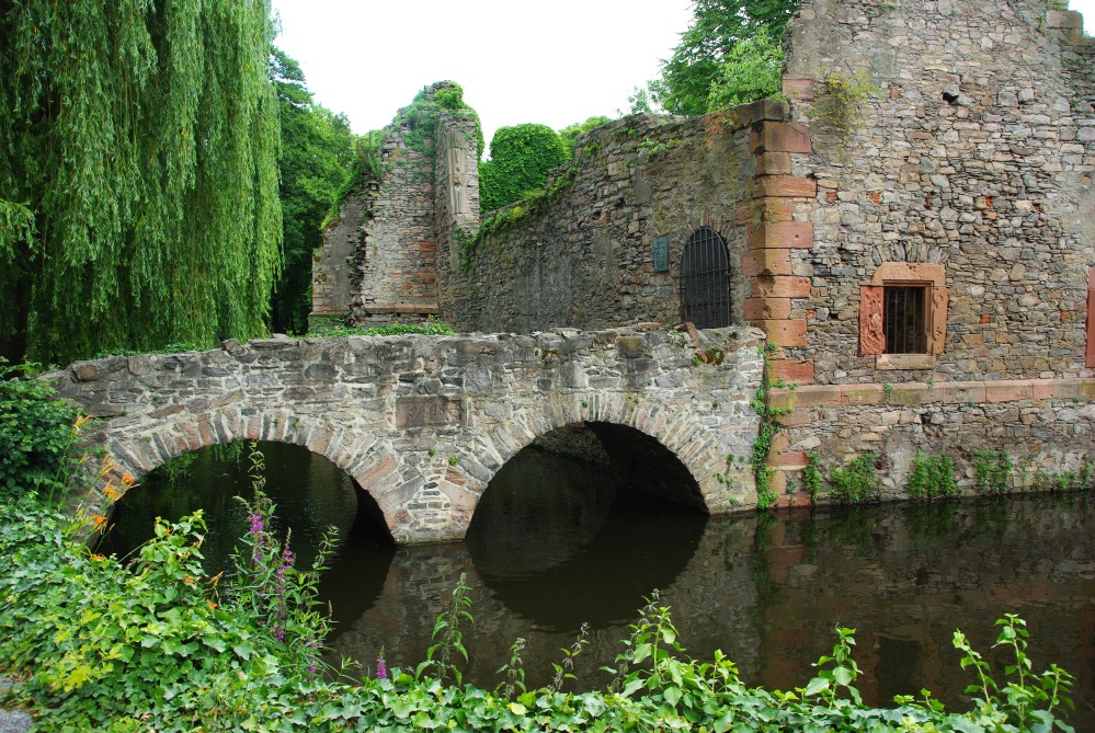 Ruine im Park Schöntal in Aschaffenburg