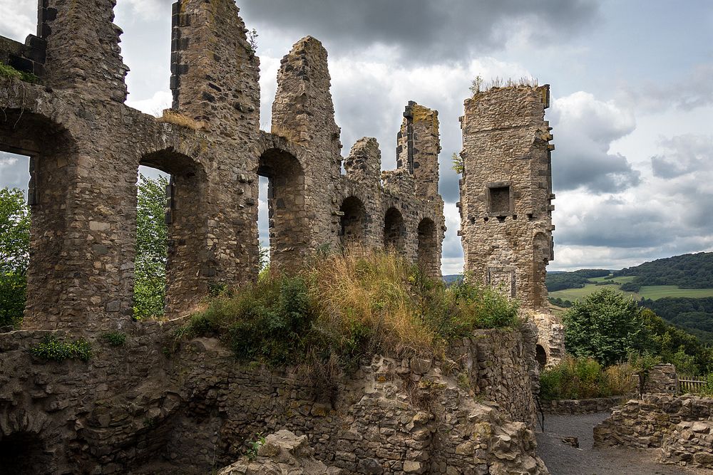 Ruine im Sommer