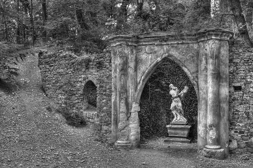 Ruine im Stadtpark von Prag / Statue in Prague