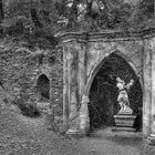 Ruine im Stadtpark von Prag / Statue in Prague