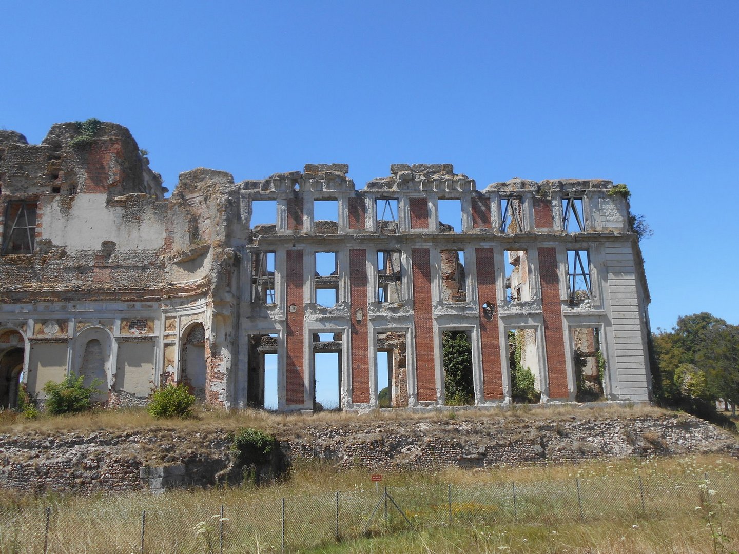 Ruine impressionnante du château de La Ferté Vidame