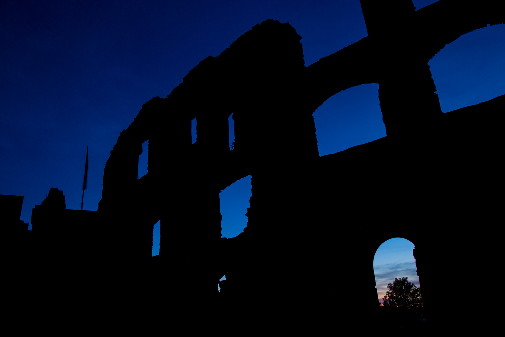 Ruine in blauem Licht