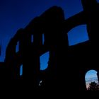 Ruine in blauem Licht