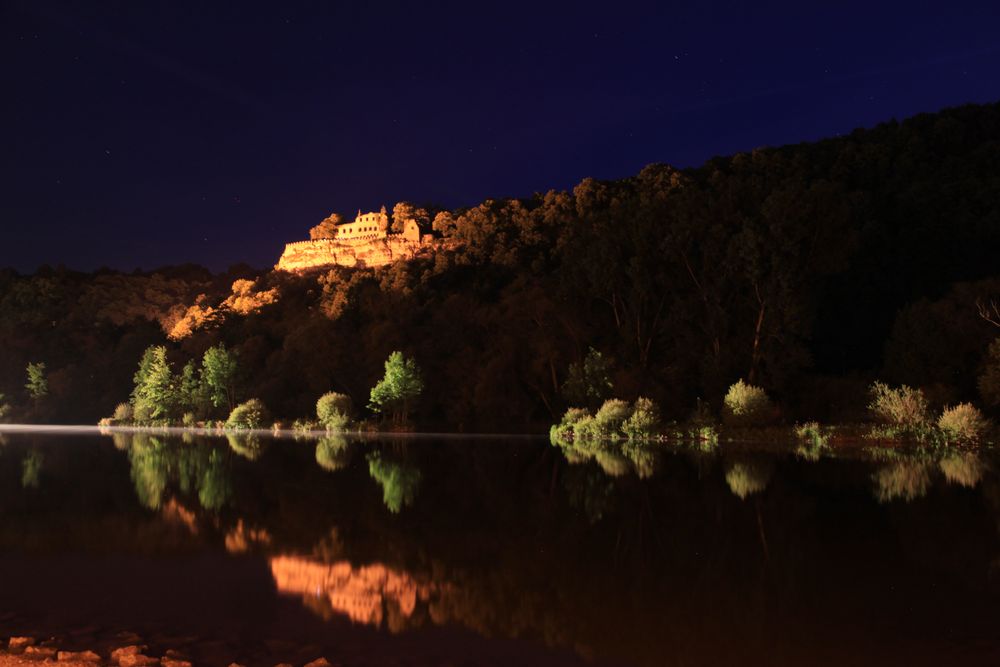 Ruine Karlsburg bei nächtlicher Schiffspassage