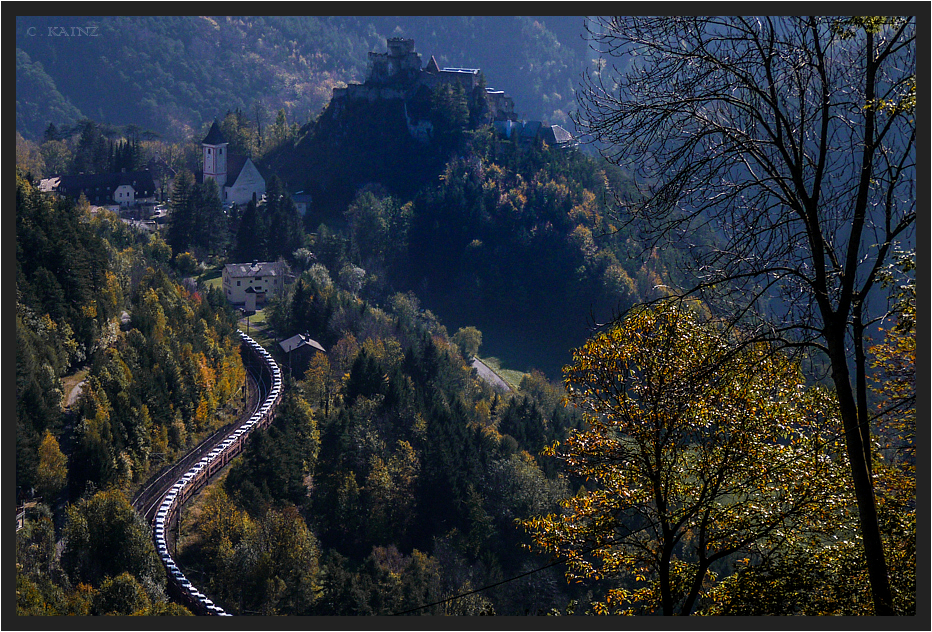 Ruine Klamm mit Autozug