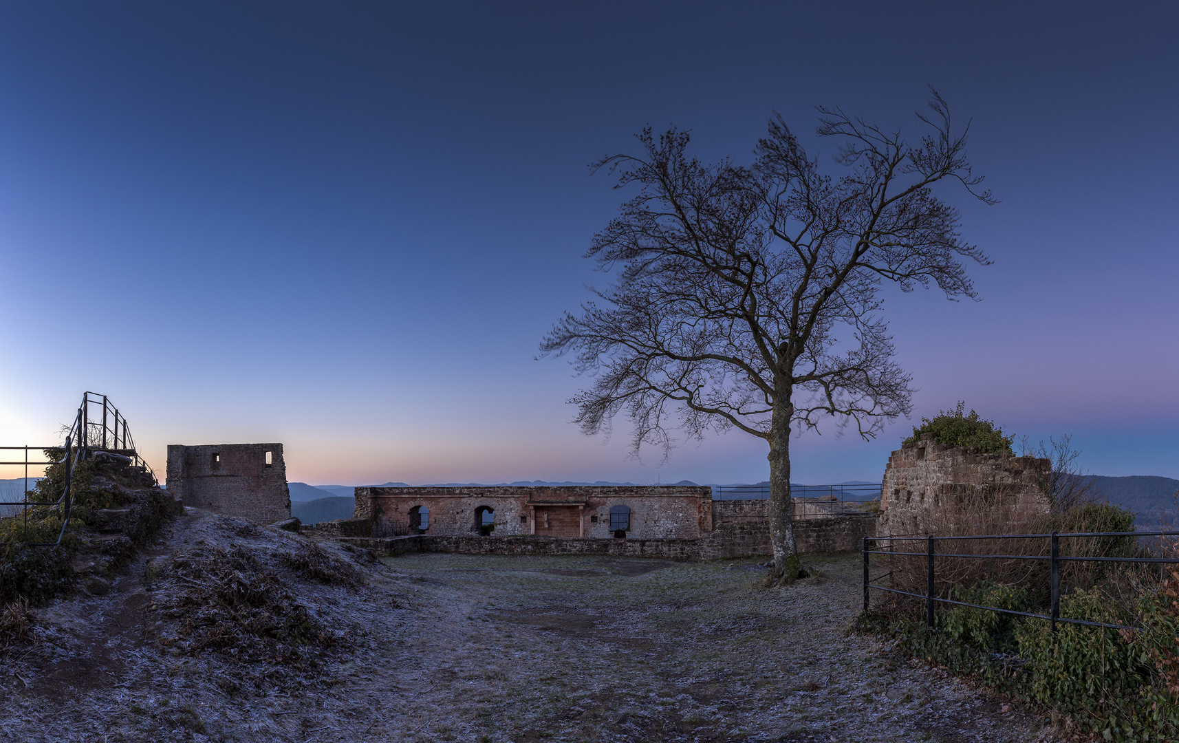Ruine Lindelbrunn nach kalter Nacht