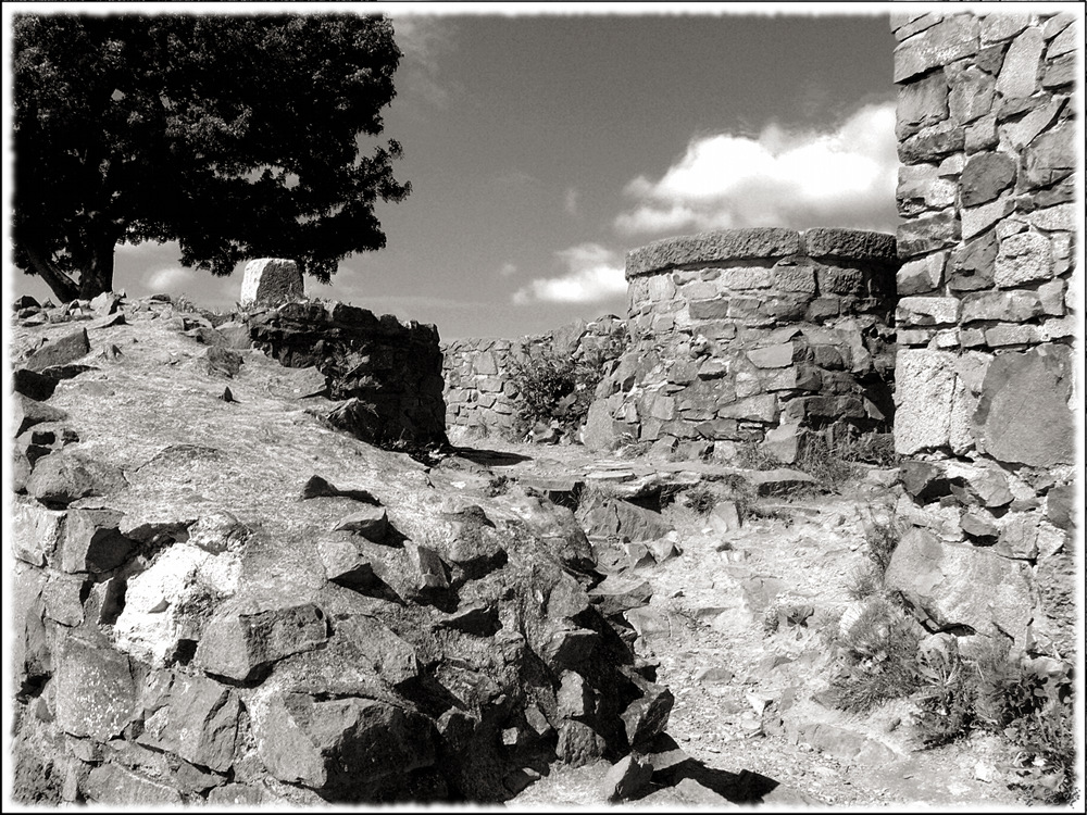 Ruine Löwenburg, Brunnen am Aussichtspunkt