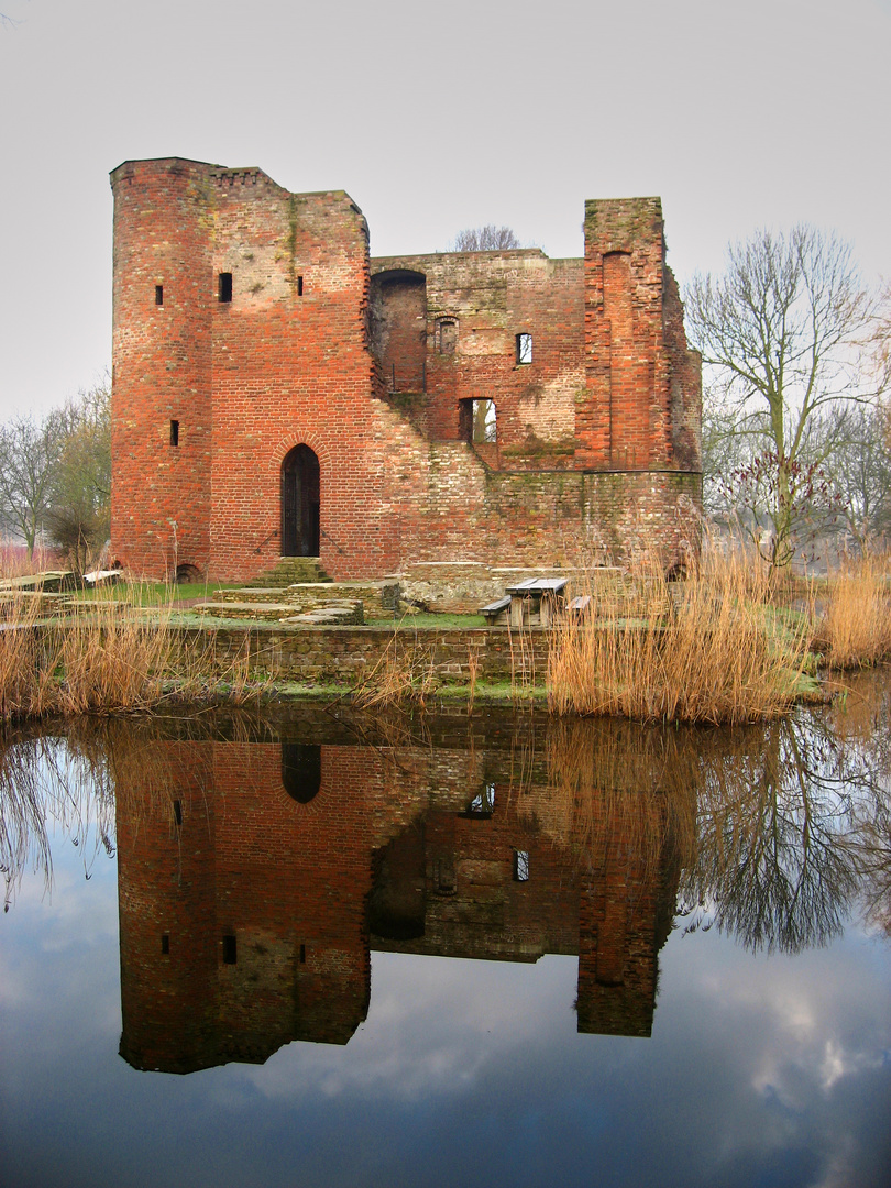 Ruine mit Spiegelung