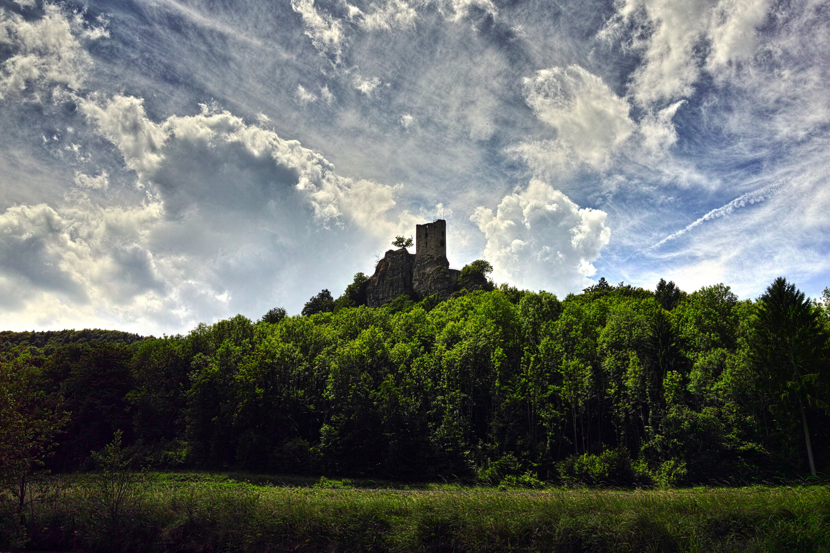 Ruine Neideck von der Wiesent aus.