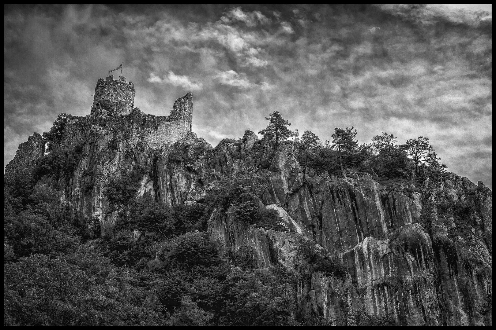 Ruine Neu-Falkenstein (schwarzweiss)