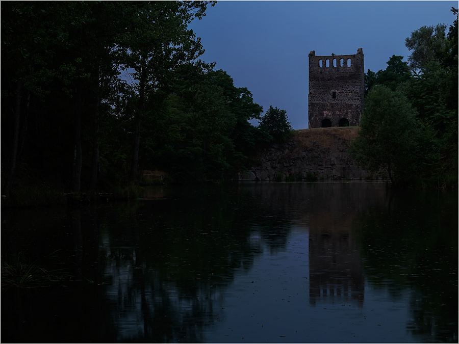 Ruine Nordhusen mit Steinbruchsee und Regen