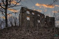 Ruine Scharfenberg zur blauen Stunde.