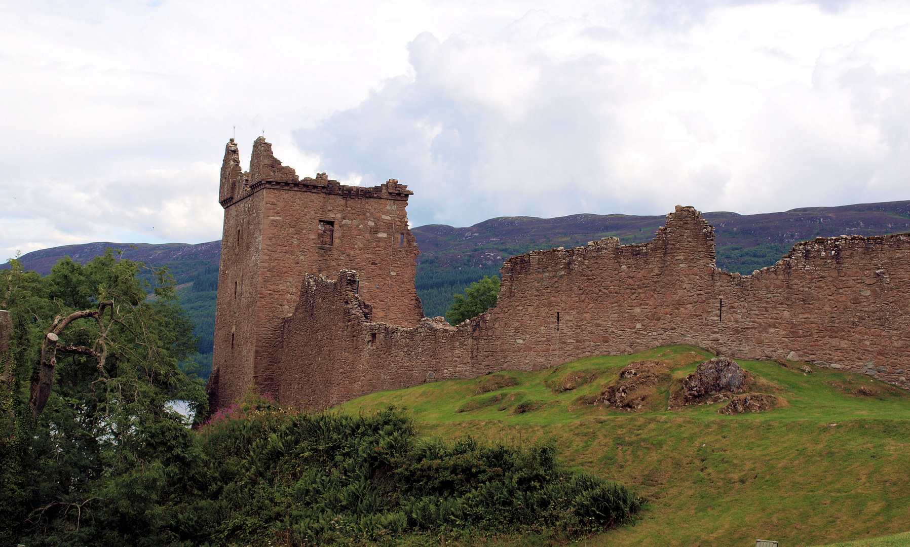 Ruine von Urquhart Castle am Loch Ness