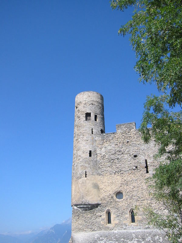 ruine vor tiefblauem himmel