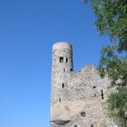 ruine vor tiefblauem himmel