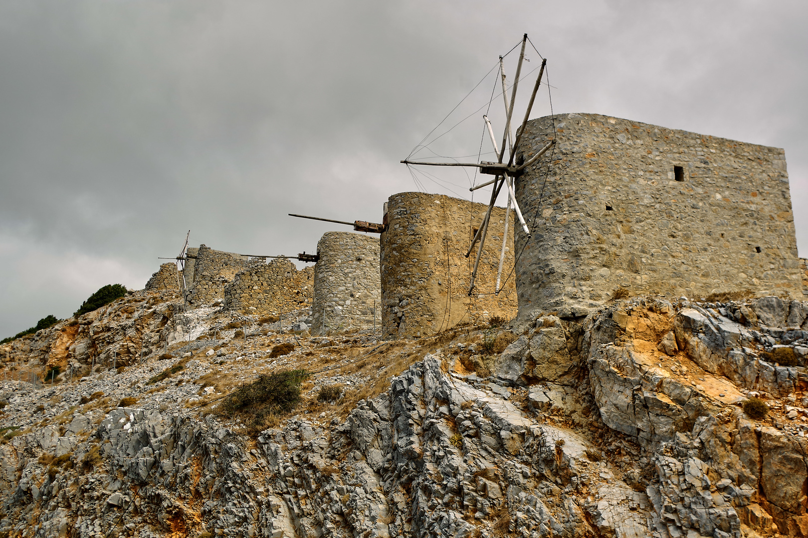 Ruinen der alten Windmühlen am Ambelos-Pass