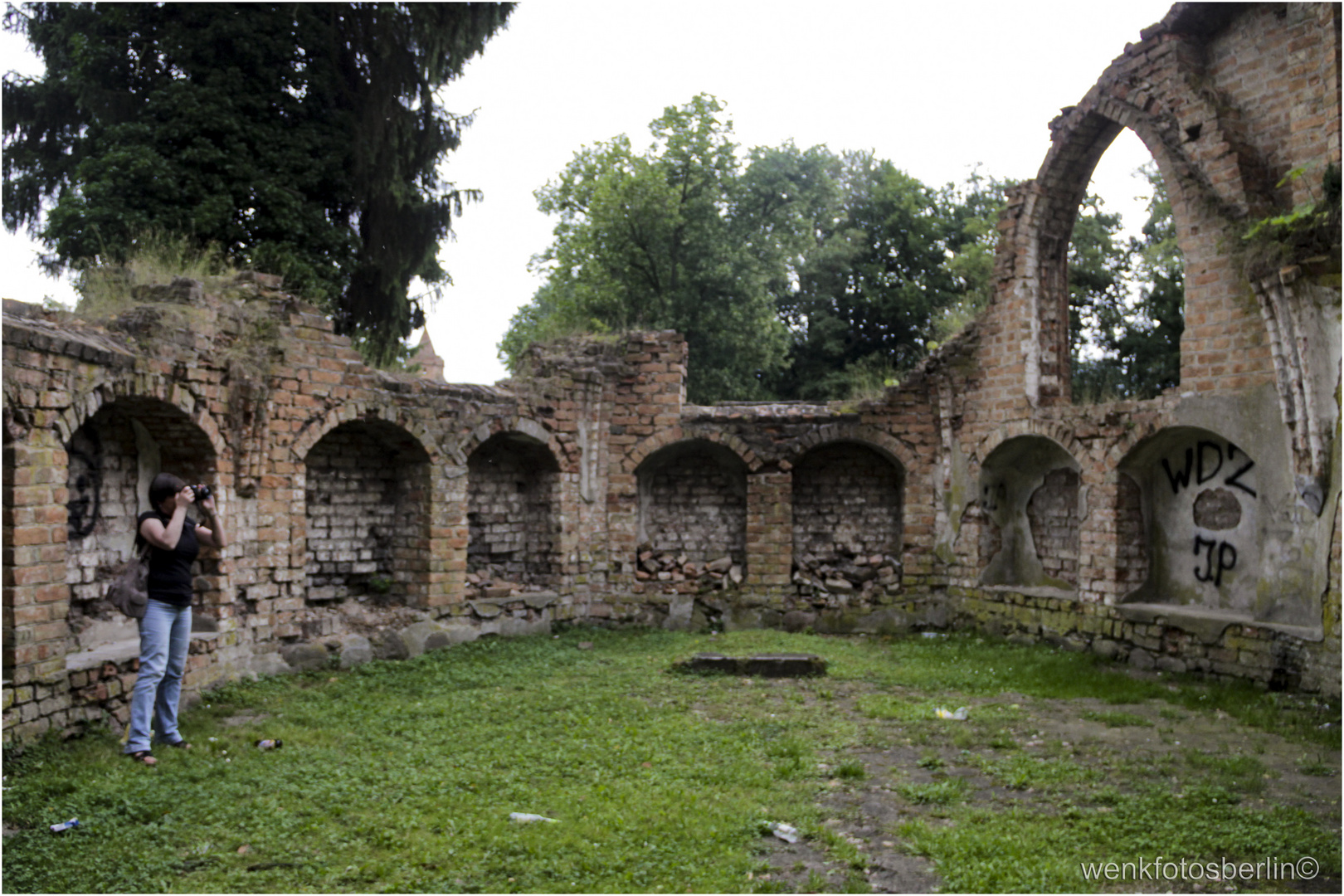 Ruine(n *g*) in Chojna auf einem Soldatenfriedhof