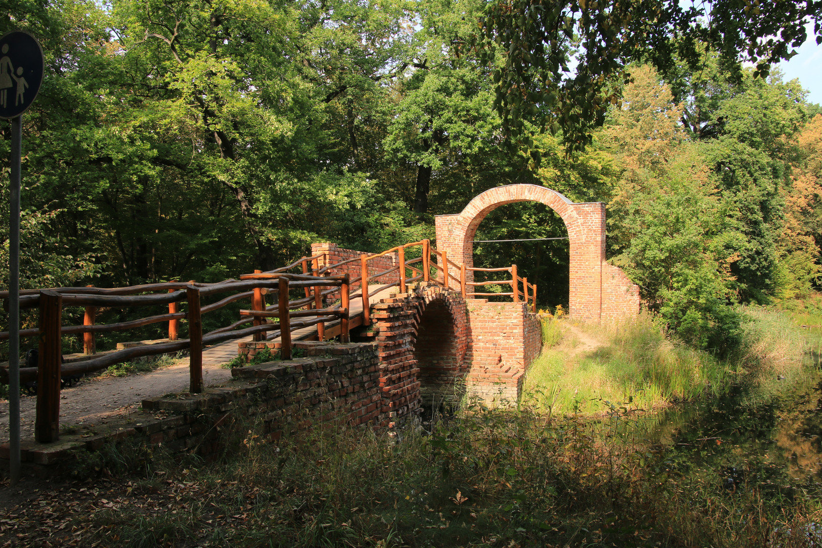 Ruinenbrücke im Englischen Park zu Dessau-Rosslau am Altarm der Elbe