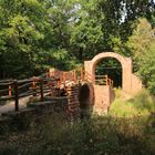 Ruinenbrücke im Englischen Park zu Dessau-Rosslau am Altarm der Elbe