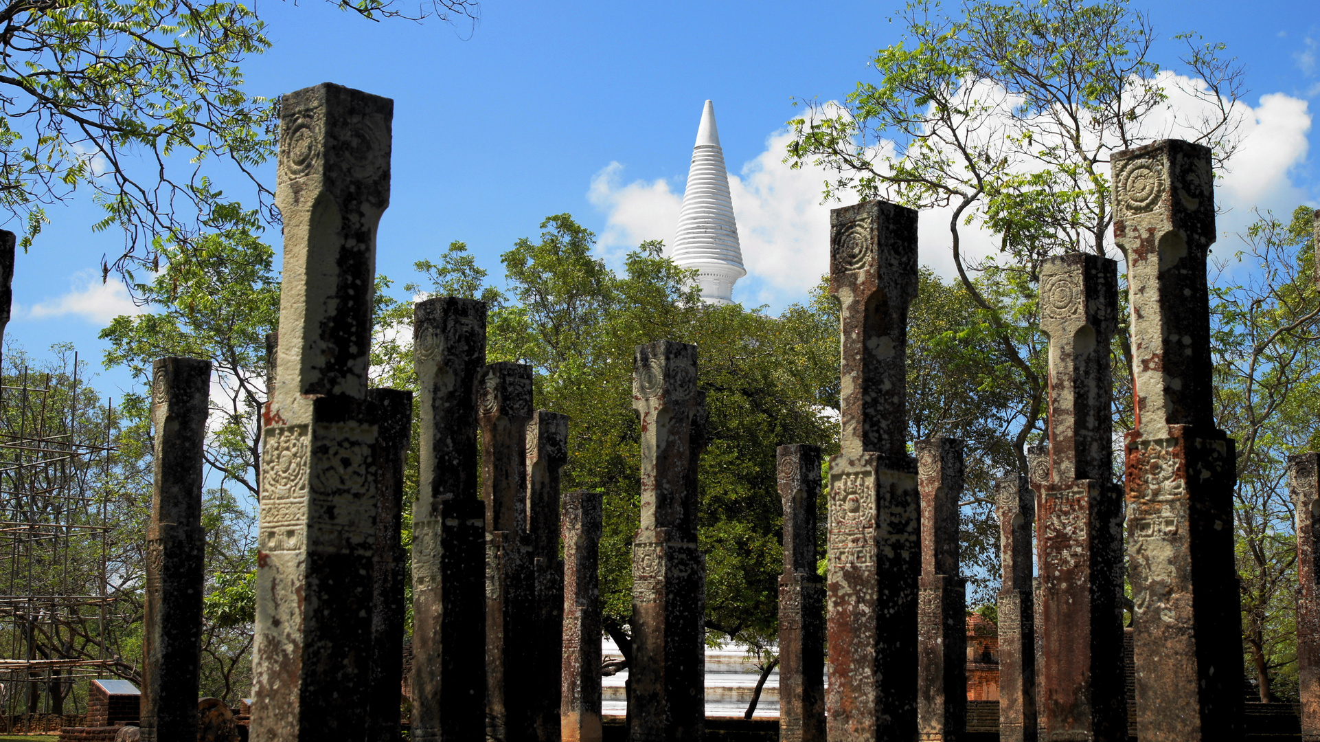 Ruinenfeld bei Polonnaruwa mit Spitze einer Dagoba im Hintergrund