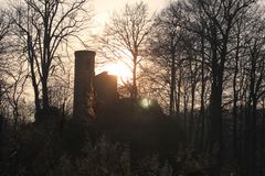 Ruineninsel im Licht der untergehenden Sonne