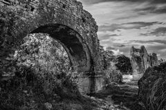 Ruines de l'acqueduc de Fontvieille 