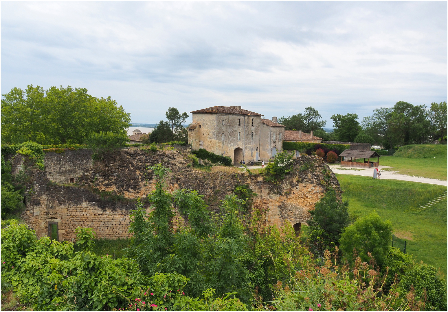 Ruines  du Château des Rudel et Porte Liverneuf