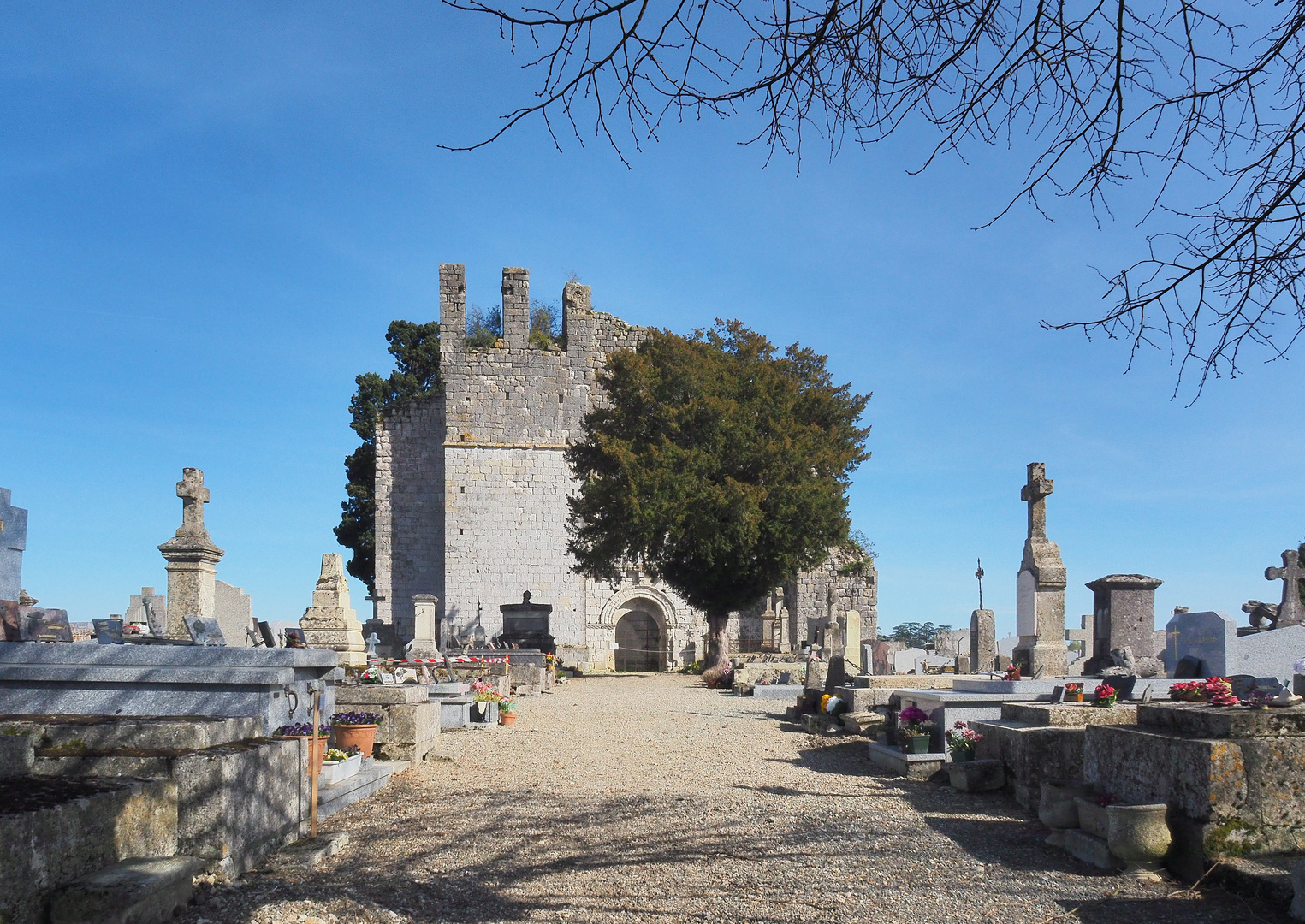 Ruines et cimetière de l’Eglise St-Pierre de Cazeaux