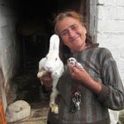 Rumänische Frau mit Hasen an der Transalpina