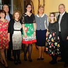 Rumänische Hotelgäste mit Empfangdamen des Hotel Schoeneggn
